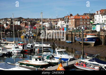 Yachten, Vergnügungsboote und Boote, die in der Marina und im Hafen von Scarborough North Yorkshire England, Vereinigtes Königreich, festgemacht sind Stockfoto