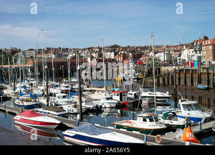 Yachten, Vergnügungsboote und Boote, die in der Marina und im Hafen von Scarborough North Yorkshire England, Vereinigtes Königreich, festgemacht sind Stockfoto