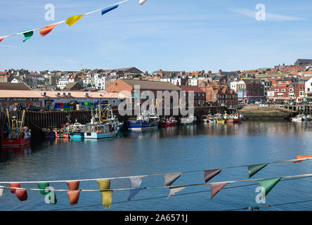 Bunte Fischerboote und Trawler dockten in Scarborough Hafen an einem schönen sonnigen Tag North Yorkshire England Vereinigtes Königreich Großbritannien Stockfoto