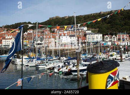 Yachten, Vergnügungsboote und Boote, die in der Marina und im Hafen von Scarborough North Yorkshire England, Vereinigtes Königreich, festgemacht sind Stockfoto