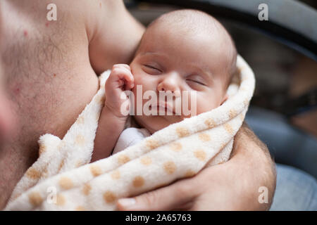 Junger Vater hielt seine Sweet adorable Schlafen neugeborene Kind Stockfoto