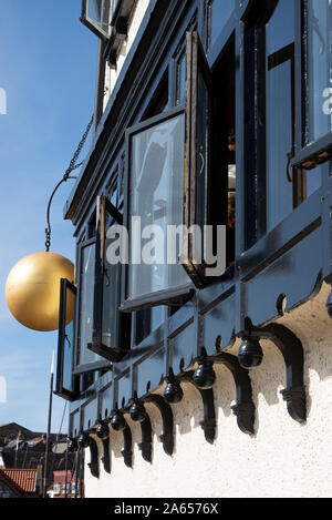 Ein Blick von außen auf das Golden Ball Public House und Restaurant in Scarborough North Yorkshire England Vereinigtes Königreich Stockfoto