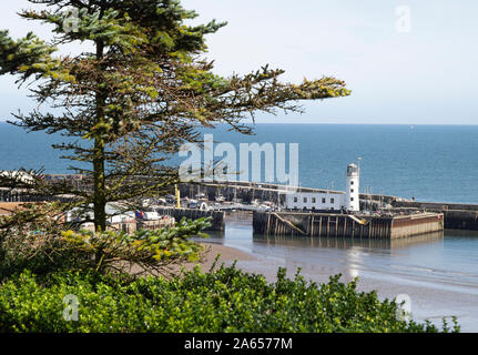 Der Weiße Leuchtturm am Ende des Hafenpiers in Scarborough an einem schönen sonnigen Tag North Yorkshire England Vereinigtes Königreich Großbritannien Stockfoto