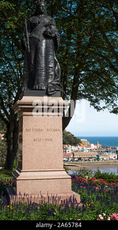 Statue von Königin Victoria auf einem Marmorsockel, umgeben von einem wunderschönen Blumengarten in Scarborough North Yorkshire England Vereinigtes Königreich Stockfoto