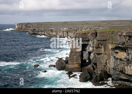 Irland, im County Galway, Aran Islands, Inis MOR: Klippen in der Nähe von Dun Duchathair (Schwarz Fort) Stockfoto