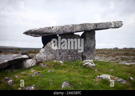 Irland, County Clare: Poulnabrone Dolmen in der Region Burren Stockfoto