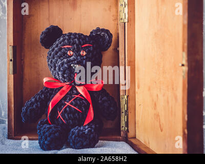 Teddy Bär, sitzend in einem hölzernen Kasten Stockfoto