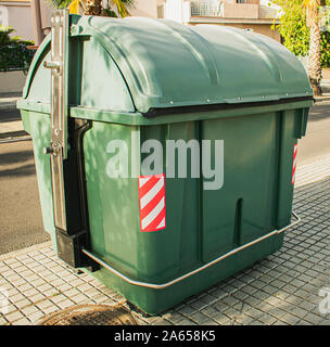 Garbage Warenkorb der Farbe grün im urbanen Bereich einer spanischen Stadt Stockfoto