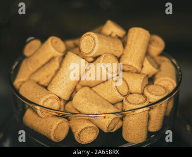 Korken in einer Schüssel Wein in Flaschen zu halten gruppiert Stockfoto