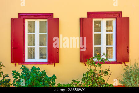 Haus mit zwei Fenstern mit Fensterläden im Stadtteil Plaka in Athen, Griechenland Stockfoto