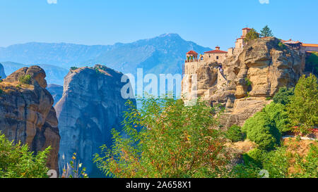 Panoramablick von Meteora und das Heilige Kloster Varlaam oben auf der Klippe, Griechenland - griechische Landschaft Stockfoto