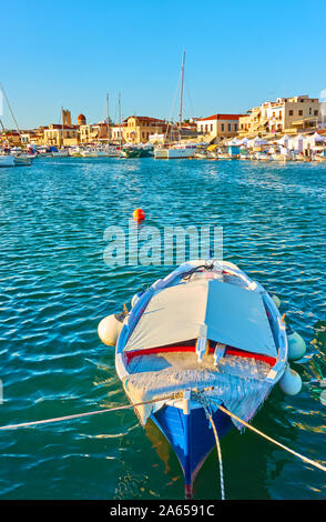 Alte ruder Boot im Hafen von Hydra, Saronische Inseln, Griechenland Stockfoto