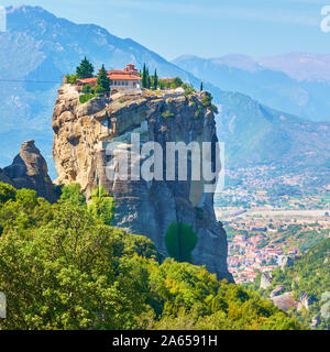 Die Heilige Dreifaltigkeit Kloster auf dem Felsen in Meteora, Griechenland - griechische Landschaft Stockfoto