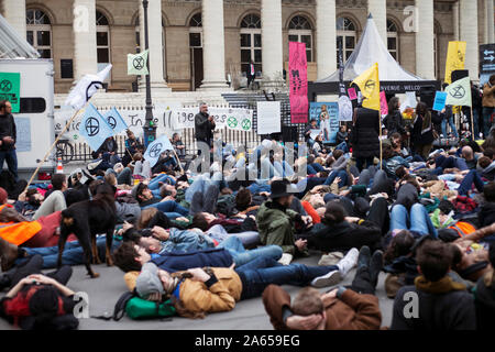 Paris (Frankreich), Start der sozio-politischen Bewegung "Aussterben Rebellion", gewaltfreien Widerstand verwendet, um gegen den Klimawandel zu protestieren Stockfoto