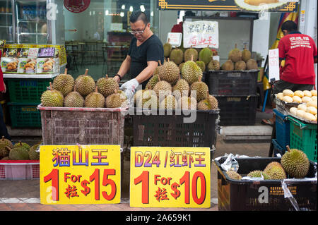 24.02.2019, Singapur, Republik Singapur, Asien - stall Frisches durians auf einem Straßenmarkt in Chinatown. Stockfoto