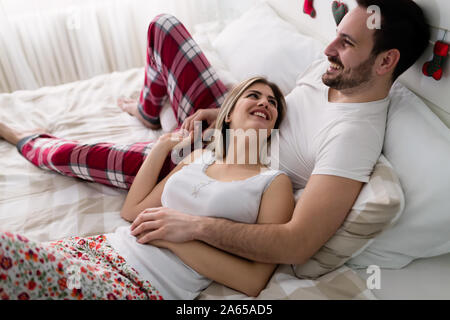 Junge attraktive Paar romantische Zeit im Bett Stockfoto