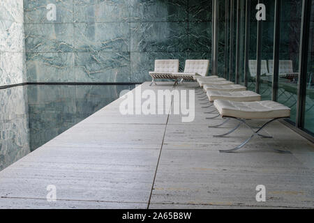 Der Barcelona Pavillon, von Ludwig Mies van der Rohe und Lilly Reich in Montjuich konzipiert. Barcelona. Katalonien. Spanien. Stockfoto