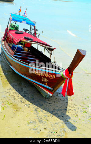 Ein Longtail Boot am Ufer an Ko Maphrao oder Coconut Island Phuket Thailand Asien Stockfoto