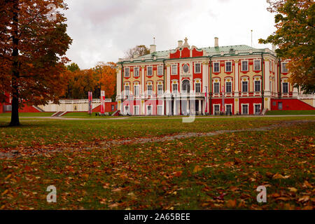 TALLINN, Estland - 6. Oktober 2019. President Palace. Das barocke Gebäude namens Kadriorg Palast wurde von Zar Peter dem Großen im 18. Jahrhundert Stockfoto