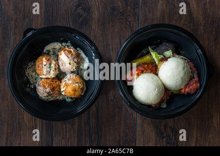 Nehmen Gua Bao Burger und Mac und Käse beißt Makkaroni Kugeln aus Kunststoff Platte Box Paket/Container. Fast Food. Stockfoto