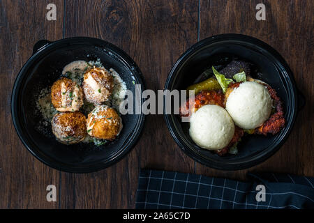 Nehmen Gua Bao Burger und Mac und Käse beißt Makkaroni Kugeln aus Kunststoff Platte Box Paket/Container. Fast Food. Stockfoto