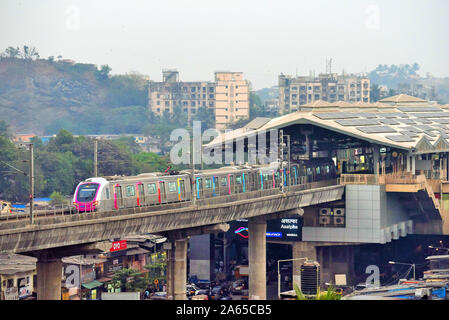 U-Bahn in der Nähe des Asalpha-Bahnhofs, Bombay, Mumbai, Maharashtra, Indien, Asien, indische Züge Stockfoto