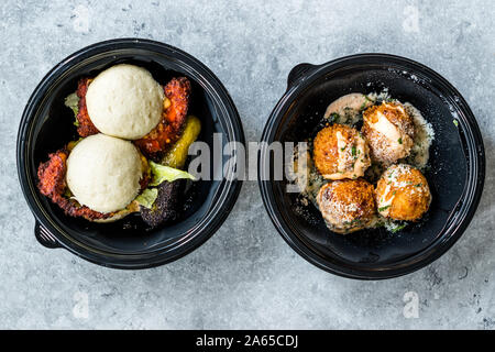 Nehmen Gua Bao Burger und Mac und Käse beißt Makkaroni Kugeln aus Kunststoff Platte Box Paket/Container. Fast Food. Stockfoto