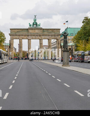 Mit Blick auf das Brandenburger Tor von der Avenue Juni 17. in einer Zeit der Ruhe, Berlin, Deutschland Stockfoto