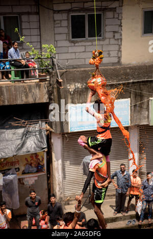 Männer menschliche Pyramide brechen Dahi Handi, Janmashtami Festival, Mumbai, Maharashtra, Indien, Asien Stockfoto