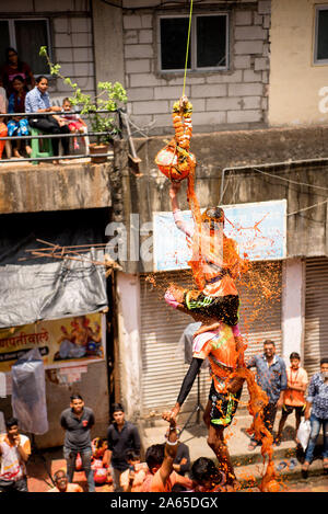 Männer menschliche Pyramide brechen Dahi Handi, Janmashtami Festival, Mumbai, Maharashtra, Indien, Asien Stockfoto