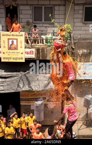 Männer menschliche Pyramide brechen Dahi Handi, Janmashtami Festival, Mumbai, Maharashtra, Indien, Asien Stockfoto