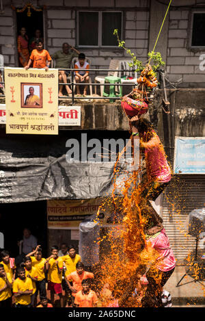 Männer menschliche Pyramide brechen Dahi Handi, Janmashtami Festival, Mumbai, Maharashtra, Indien, Asien Stockfoto