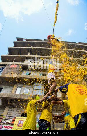 Männer menschliche Pyramide brechen Dahi Handi, Janmashtami Festival, Mumbai, Maharashtra, Indien, Asien Stockfoto