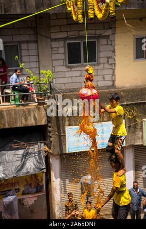 Männer menschliche Pyramide brechen Dahi Handi, Janmashtami Festival, Mumbai, Maharashtra, Indien, Asien Stockfoto