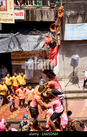 Männer menschliche Pyramide brechen Dahi Handi, Janmashtami Festival, Mumbai, Maharashtra, Indien, Asien Stockfoto