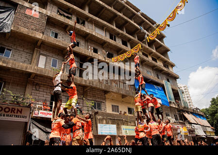 Männer menschliche Pyramide brechen Dahi Handi, Janmashtami Festival, Mumbai, Maharashtra, Indien, Asien Stockfoto