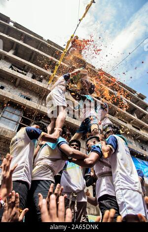 Männer menschliche Pyramide brechen Dahi Handi, Janmashtami Festival, Mumbai, Maharashtra, Indien, Asien Stockfoto