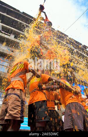 Männer menschliche Pyramide brechen Dahi Handi, Janmashtami Festival, Mumbai, Maharashtra, Indien, Asien Stockfoto