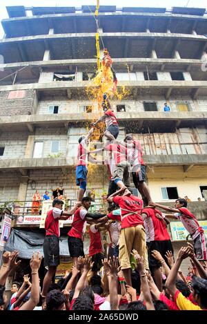 Männer menschliche Pyramide brechen Dahi Handi, Janmashtami Festival, Mumbai, Maharashtra, Indien, Asien Stockfoto