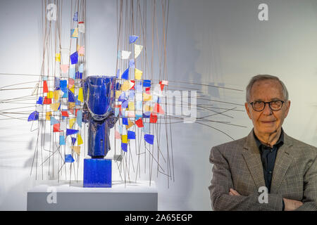 Opera Gallery, New Bond Street, London, UK. 24. Oktober 2019. Manolo Valdés ist einer der einflussreichsten zeitgenössischen spanischen Künstlern, und eines der Revolutionärsten kreativen Kräfte in seinem Heimatland. Bild: Der Künstler mit Cabeza Azul con Resina Roja, 2018. Credit: Malcolm Park/Alamy Leben Nachrichten. Stockfoto