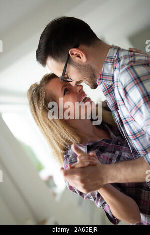 Cute reizende junge Paare tanzen zu Hause Stockfoto