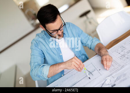 Portrait von Erwachsenen Architekten arbeiten an Pläne und Grundrisse Stockfoto