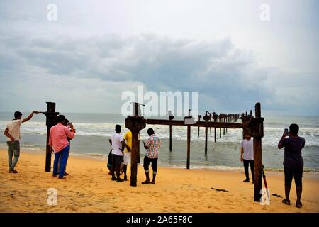 Touristen sehen der alten verrosteten Pier beschädigt, Alappuzha Beach, Goa, Kerala, Indien, Asien Stockfoto