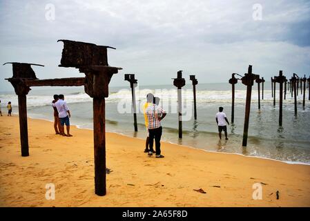 Menschen sehen der alten verrosteten Pier beschädigt, Alappuzha Beach, Goa, Kerala, Indien, Asien Stockfoto