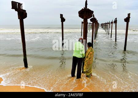 Paar Sehen der alten verrosteten Pier beschädigt, Alappuzha Beach, Goa, Kerala, Indien, Asien Stockfoto