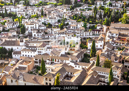 Im historischen Viertel Albaicin in Granada, Spanien von oben fotografiert. Schmale Gassen mit traditionellen Bauten, die auf mittelalterlichen muslimischen Herrschaft über die Stadt. Maurischer Architektur. Stockfoto