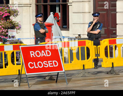 Maidstone, Kent, Großbritannien. Polizei Absperren der Innenstadt auf einem Sonntag Morgen während der forensischen Teams der Schauplatz von mehreren Messerstechereien über Nacht zu untersuchen. Stockfoto