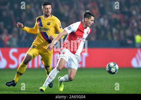 Prag, Tschechische Republik. 23 Okt, 2019. NELSON SEMEDO des FC Barcelona (L) kämpfen um den Ball mit DAVID HOVORKA von Slavia Prag (R) während der UEFA Champions League, Gruppe F Fußball Match zwischen Slavia Prag v FC Barcelona im Sinobo Stadion in Prag, am 23. Oktober 2019. Credit: Slavek Ruta/ZUMA Draht/Alamy leben Nachrichten Stockfoto