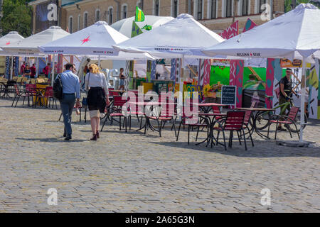 Charkow, Ukraine, August 2019 Open Air Cafe auf dem zentralen Platz der Stadt. Paare von Mann und Frau gehen durch, sprechen und genießen Sie den Sommer auf sonnigen Tag Stockfoto