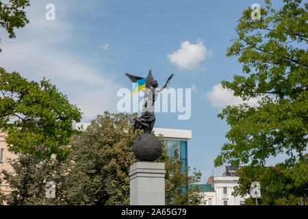 Charkow, Ukraine, August, 2019 Flying Ukraine Denkmal auf dem Platz der Verfassung in der Innenstadt. Symbol der Unabhängigkeit und einer der wichtigsten touristischen Stockfoto